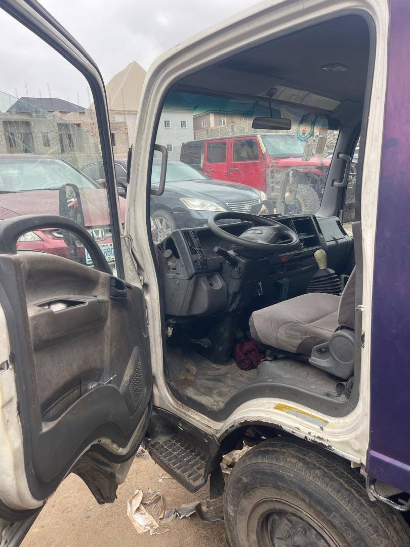 A picture of Isuzu trust used engine and gear perfect good condition