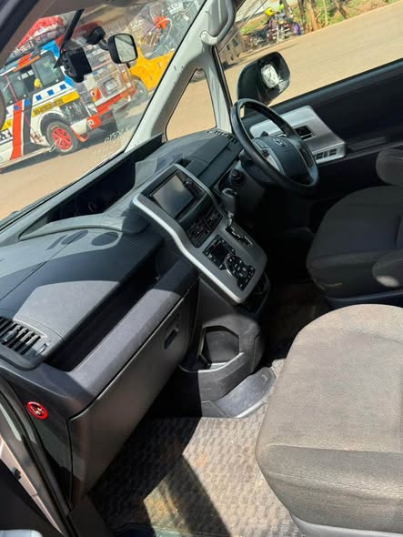 A picture of Toyota Noah 2013