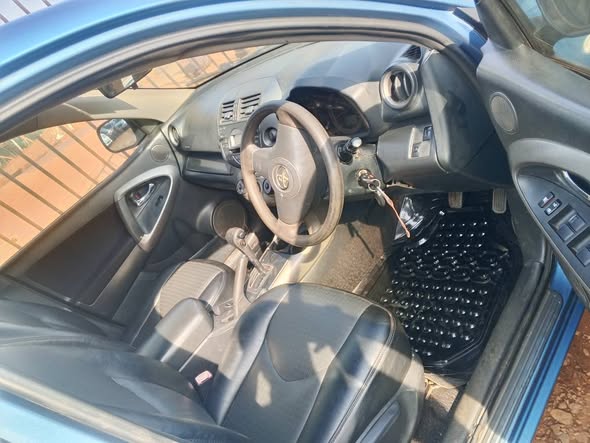 A picture of Rav4 2004