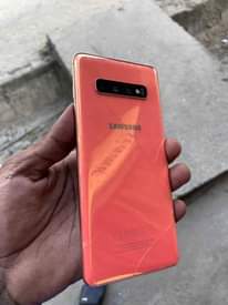 A picture of Samsung s10