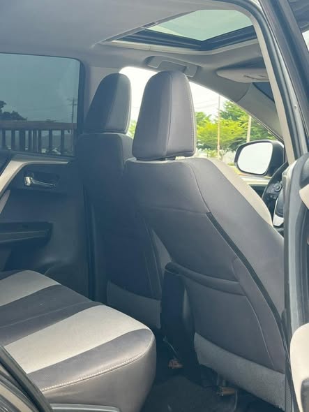A picture of 2015 Toyota RAV4 tokumbo standard