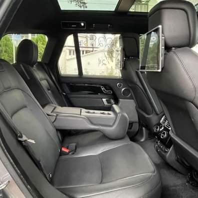 A picture of 2021 Range Rover vogue HSE P400 ambient light suction doors