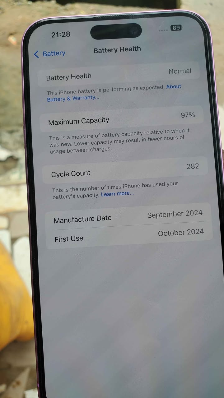 A picture of Iphone 16 plus purple