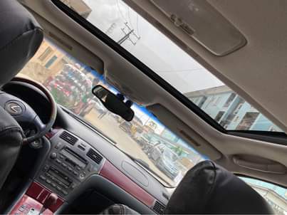 A picture of V Clean 2004 Lexus Es300
