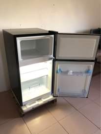 A picture of FRIDGE FRIJI MR UK LINAUZWA HALINA KIPENGELE CHOCHOTE LIMETUMIKA MIEZI