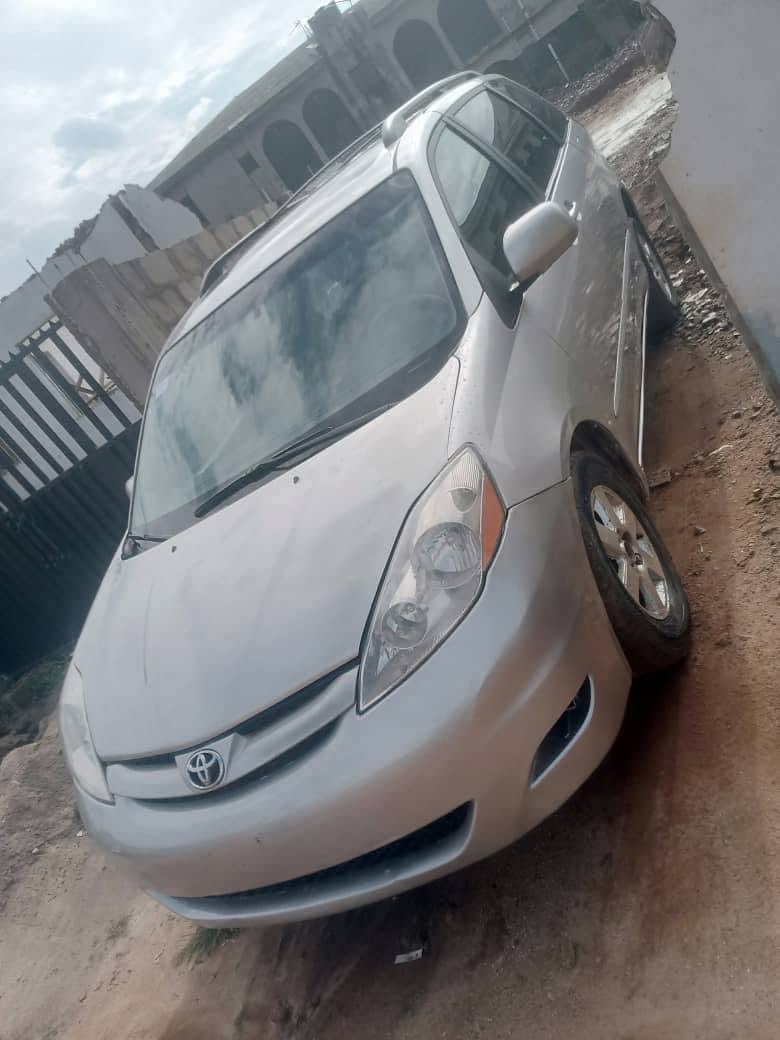 A picture of 06 Toyota sienna nothing to fix 4 1m 0802 8446