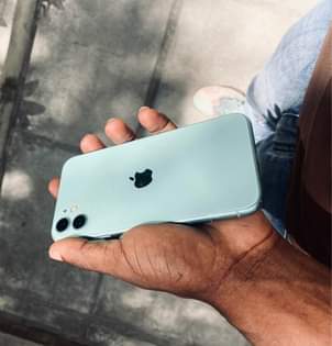 A picture of HAYA SASA IPHONE 11plain hiyo GB64 imenyookaa NIPE OFFER YAKO