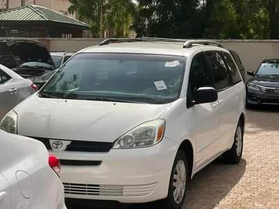 A picture of Toyota Sienna 2005