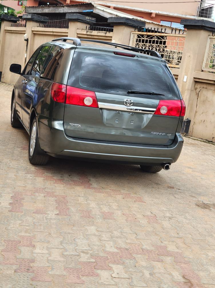 A picture of Toyota Sienna 2008 model