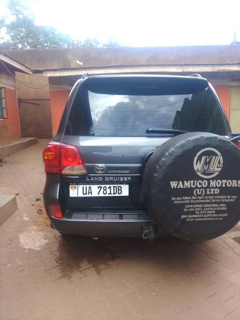 A picture of TOYOTA LAND CRUISER V8 2010