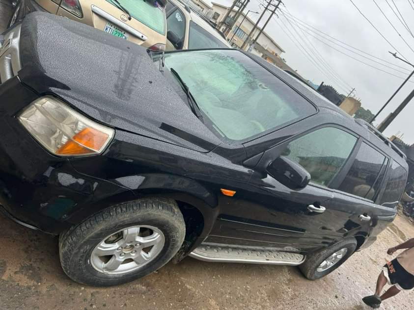A picture of 2007 Honda pilot with good engine and gear chilling ac