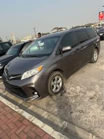 A picture of Toyota sienna 2018
