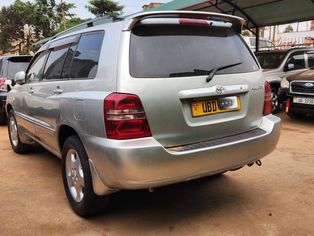 A picture of KRUIGER 2004 MODEL SILVER 2 4CC VVTI