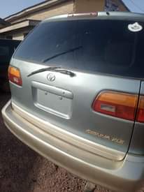 A picture of Toyota sienna 2000 model