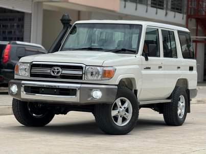 A picture of LANDCRUISER LX STATION WAGON HZJ76