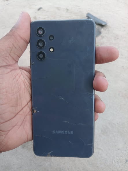 A picture of Samsung A32 na A05