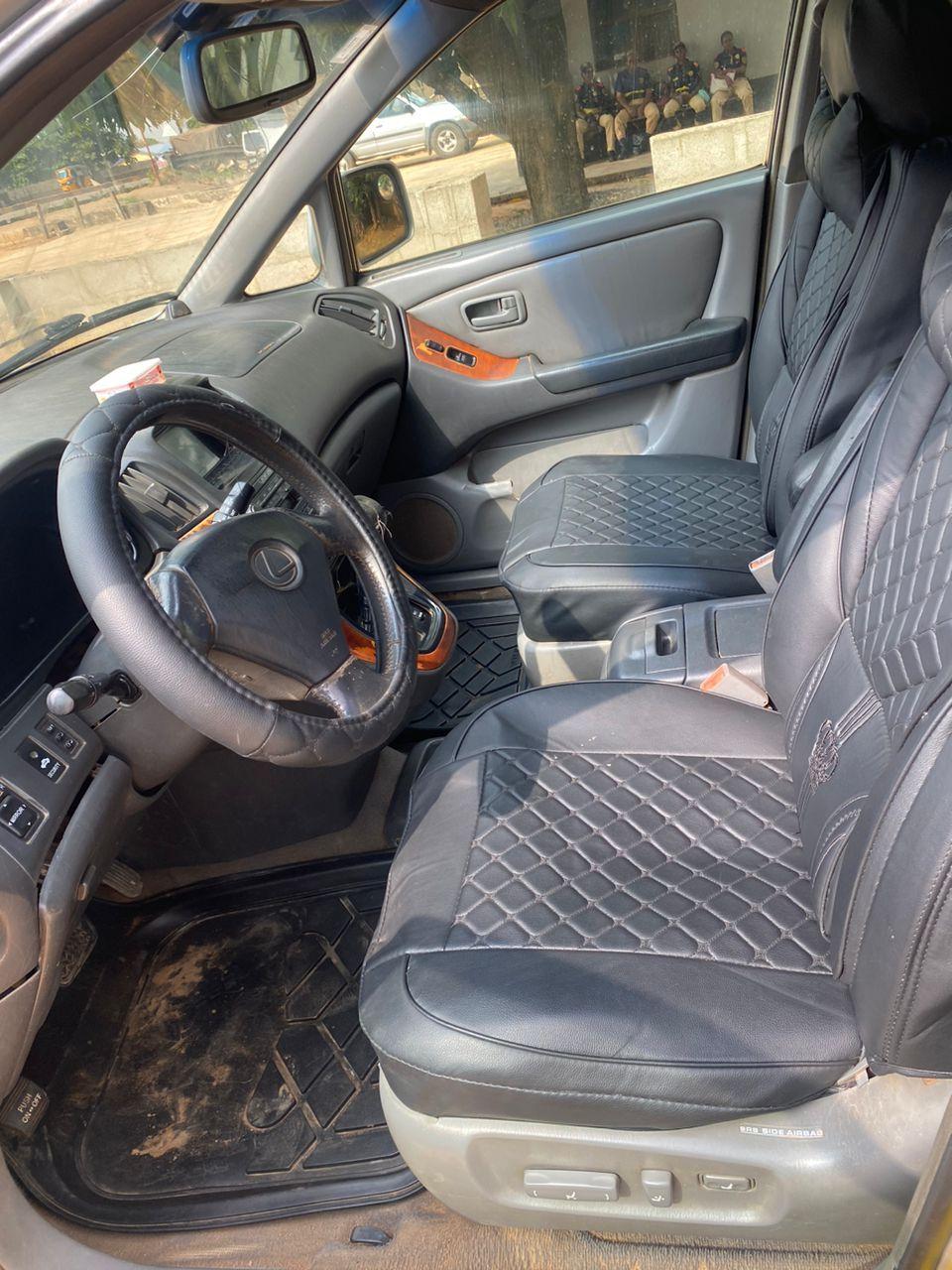 A picture of Lexus Rx 300