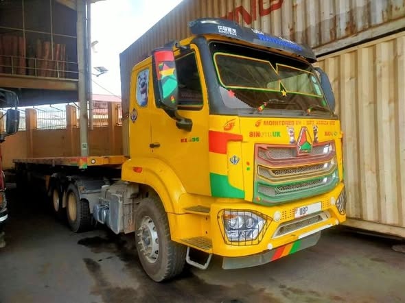 A picture of Howo Sinotruk Tractor head And Trailer 256783822077 Sino truck trailers