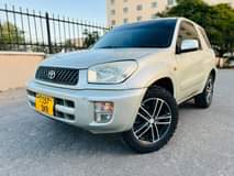 A picture of 2004 toyota rav