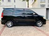 A picture of Toyota Noah shes