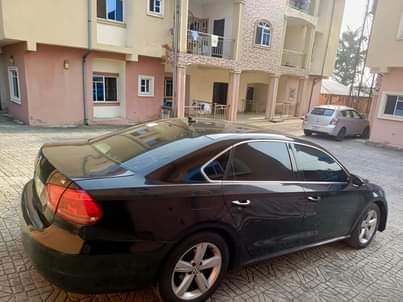 A picture of Volkswagen Passat SE 2011 12 model