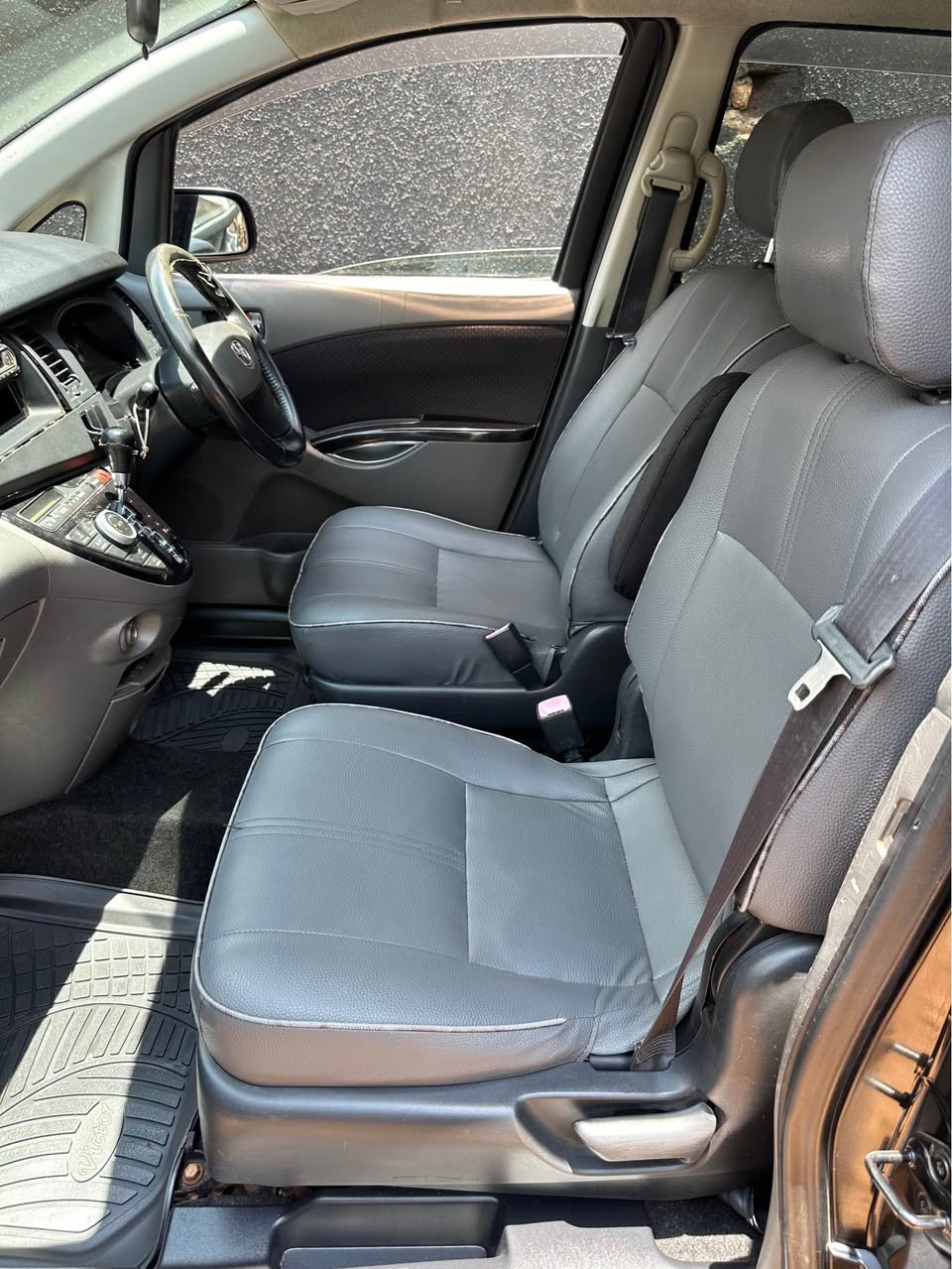 A picture of Toyota Isis 20m Negotiable