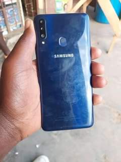 A picture of galaxy a20s selling