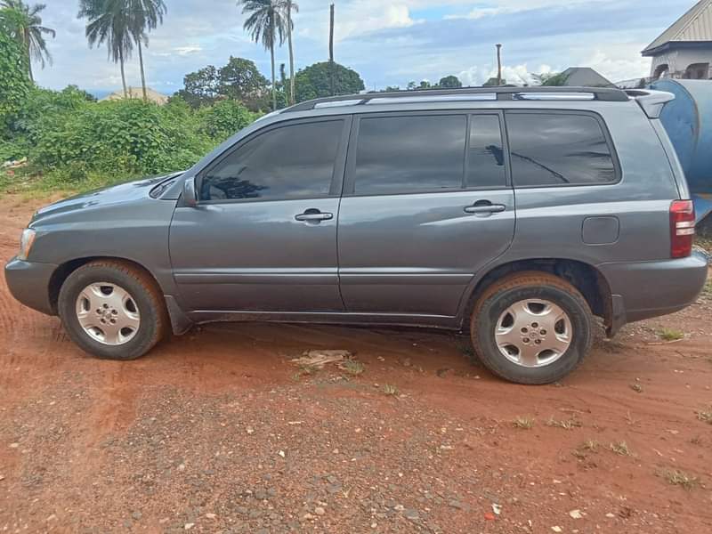 A picture of 2004 Toyota Highlander Very Sound 4 plugs Engine AC chilling
