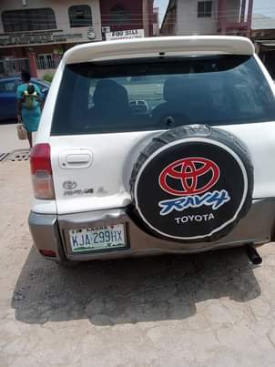 A picture of 2003 04 TOYOTA RAV 4