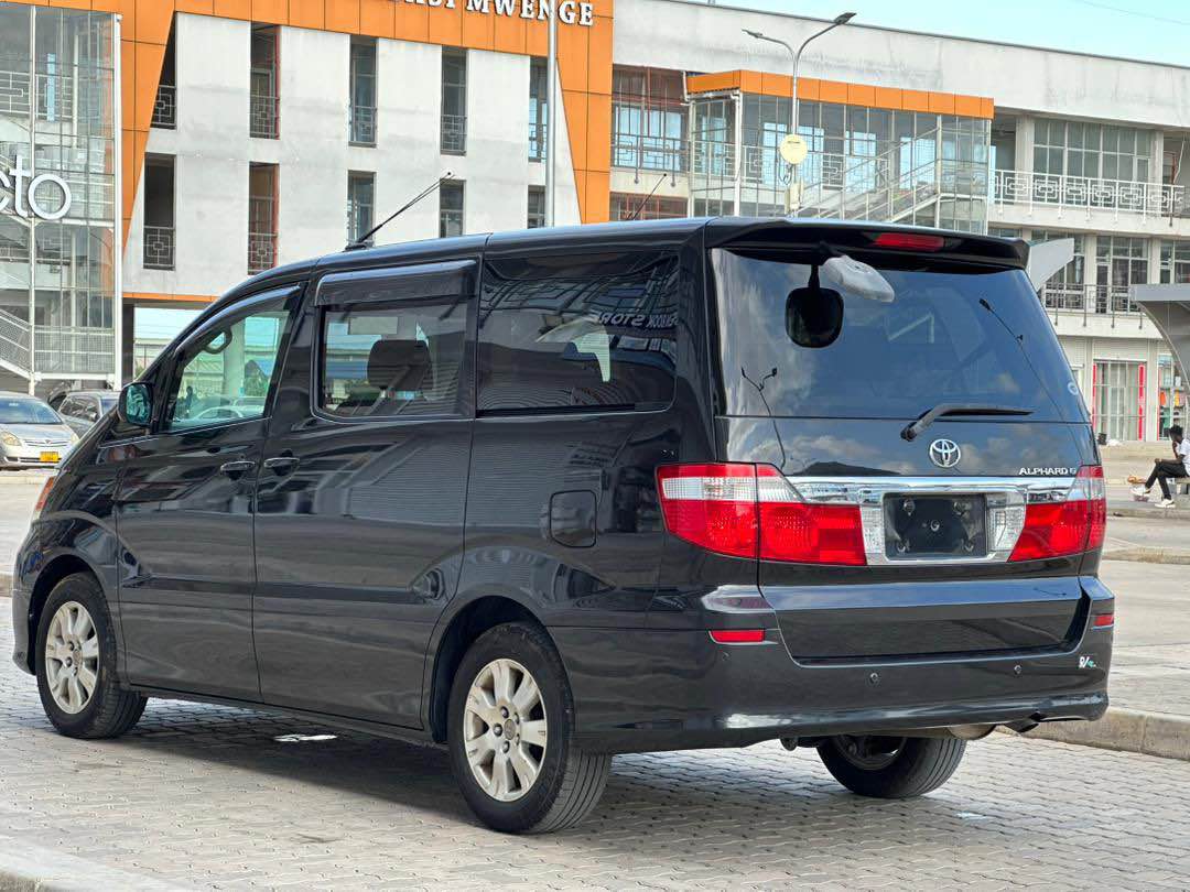 A picture of 2005TOYOTA ALPHARD ANH10