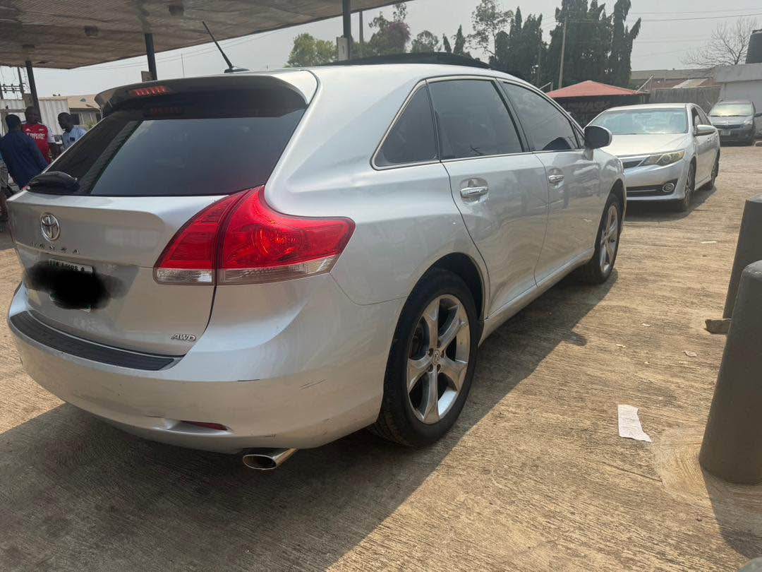 A picture of Toks standard Toyota Venza AWD. Year 2011 16M