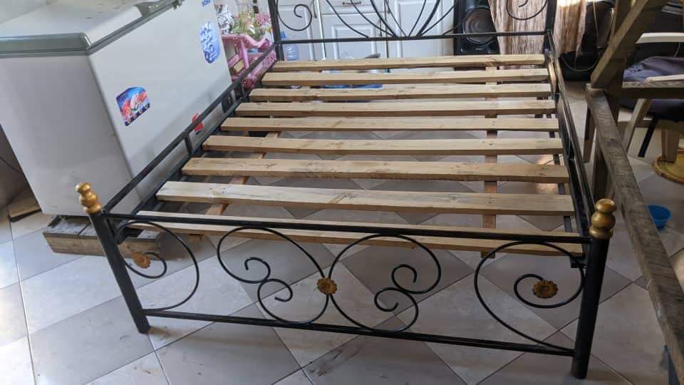 A picture of Kitanda cha chuma