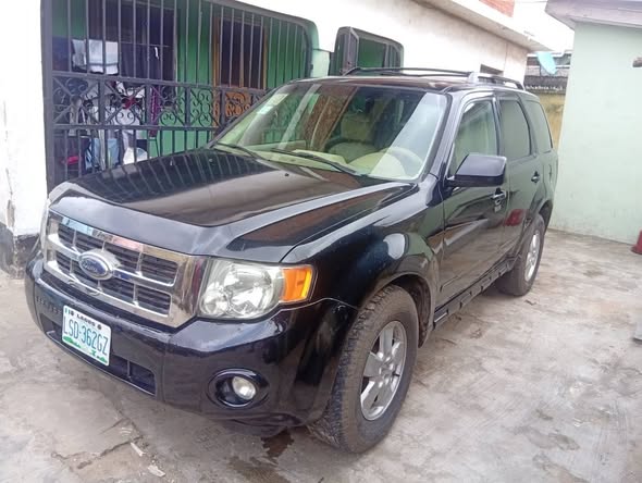A picture of Ford escape2010 4plug engine