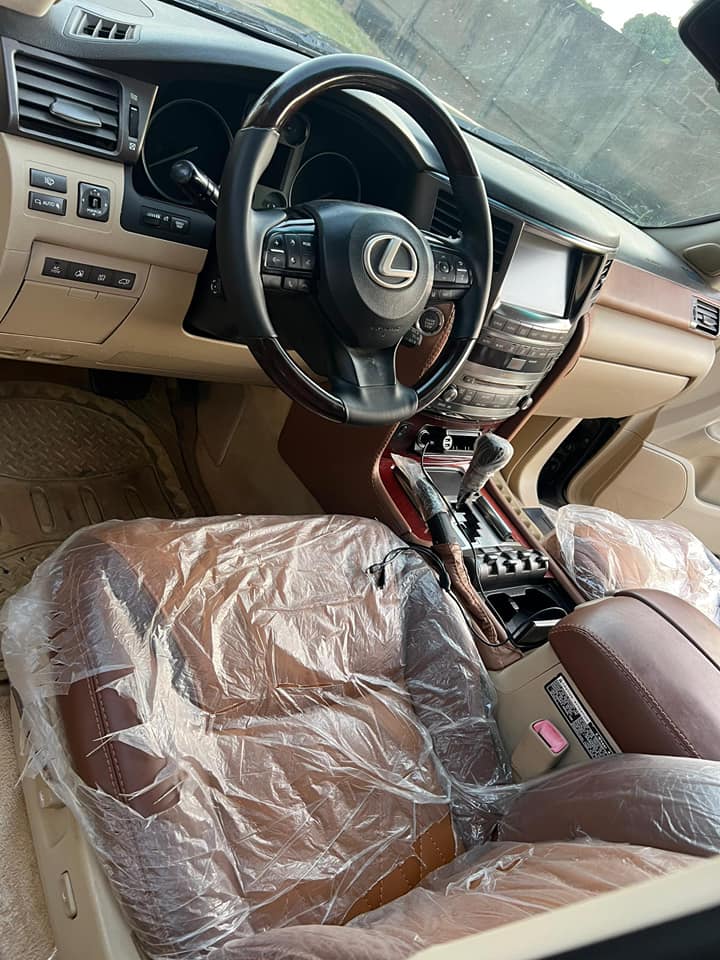 A picture of TOYOTA LEXUS