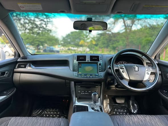 A picture of TOYOTA CROWN