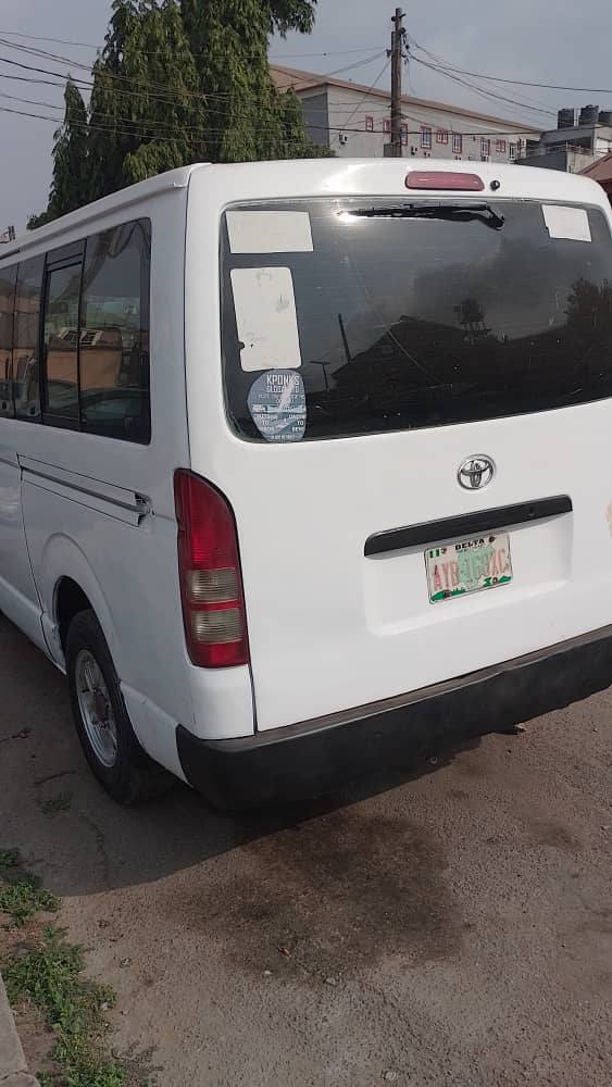 A picture of Automatic 08 Toyota Hiace bus