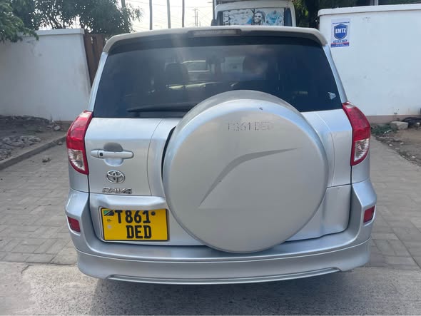 A picture of TOYOTA RAV4 INAUZWA Gari safi na imara kwa matumizi ya