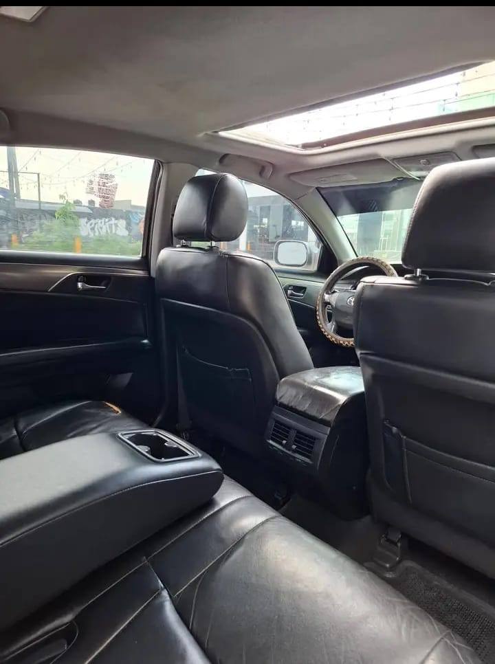 A picture of Toyota Avalon 09