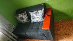 A picture of Sofa set 2 1 zinauzwa bei 250 000 mazungumzo kiduchu