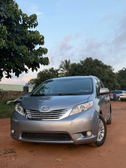 A picture of FOREIGN USED 2012 TOYOTA SIENNA XLE