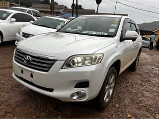 A picture of Toyota Axio Pearl white 30M