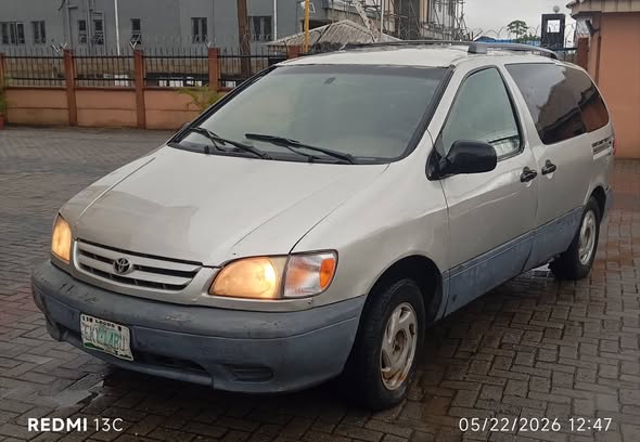 A picture of Awoof Toyota sienna 2000