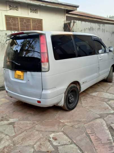A picture of TOYOTA NOAH SR40 Bei 7 9M