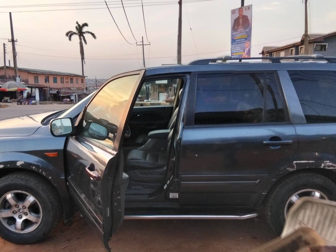 A picture of 2005 Honda pilot