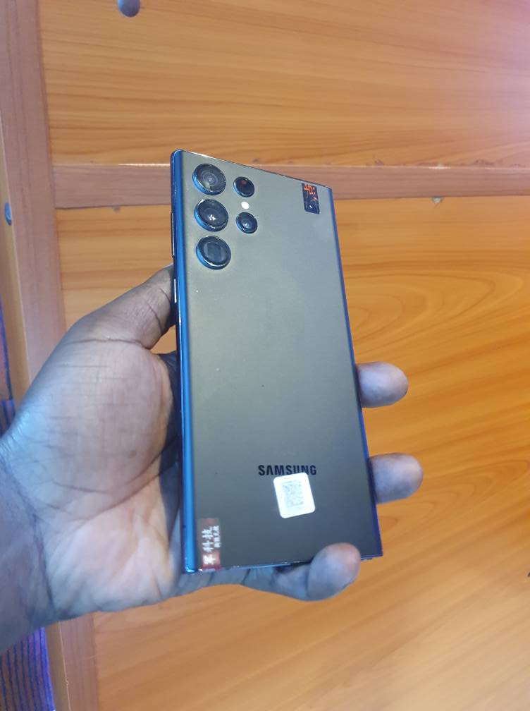 A picture of SAMSUNG S22 ULTRA5G 30 DISCOUNT. 750 000 storage 512GB RAM