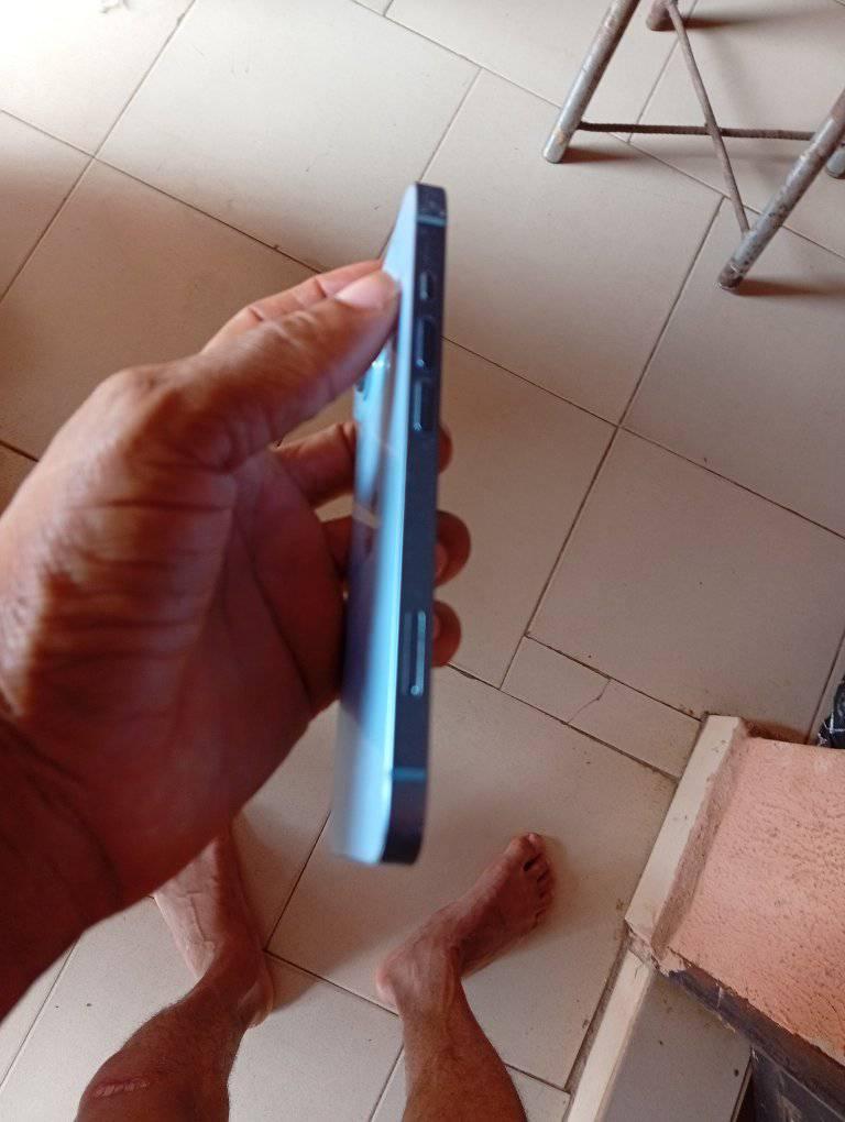 A picture of iPhone 14 but locked in iCloud