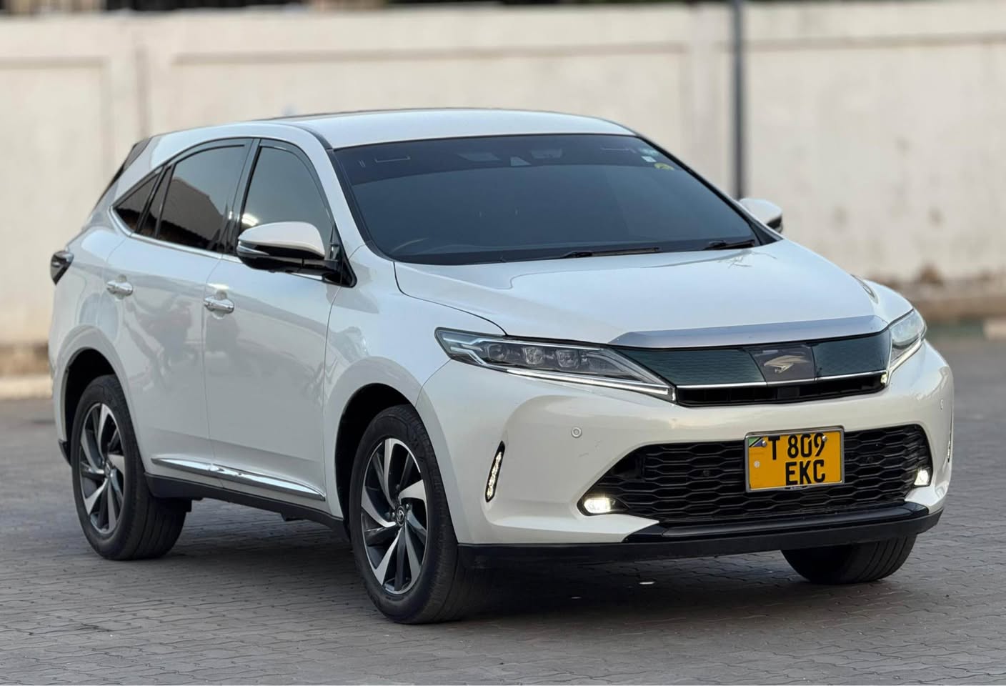 A picture of TOYOTA HARRIER ANACONDA NEW MODEL SWEET EKC