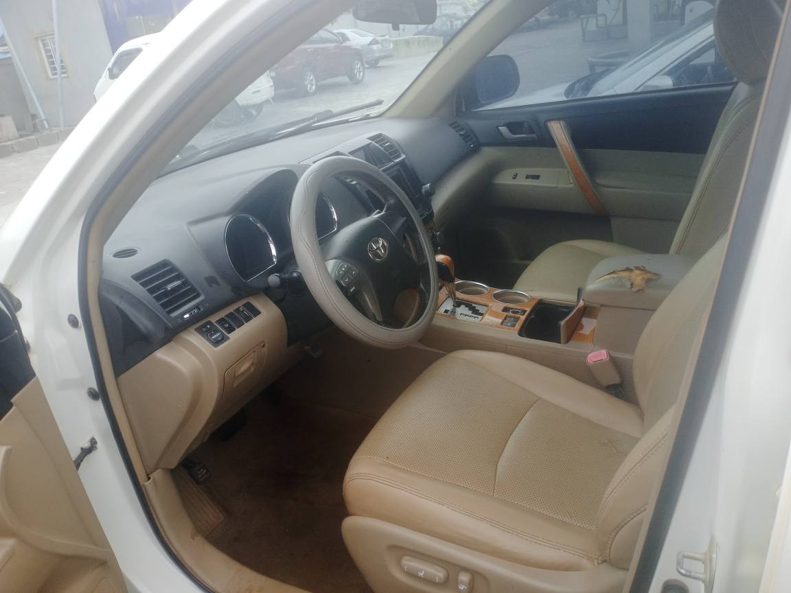 A picture of Urgent sale Toyota Highlander 09