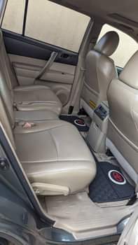 A picture of For sale highlander 2010 neatly used 6plugs 3 seaters location
