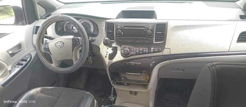 A picture of 19m Toyota sienna 2014 model direct Belgium full options Location